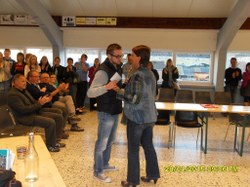  Nicolas Renard, entraineur des U13 de l'ES Gimnée-Mazée (football) félicité par Madame Caroline Deroubaix, Echevine des sports 